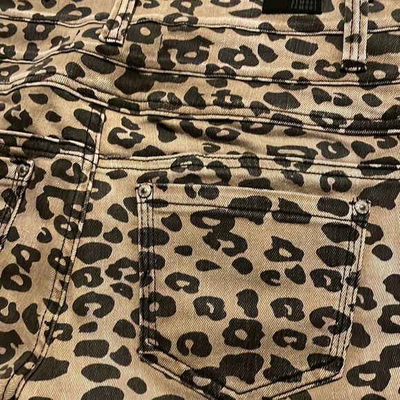 Almost Famous Mid rise stretch skinny leopard print cotton spandex denim… - Picture 6 of 9